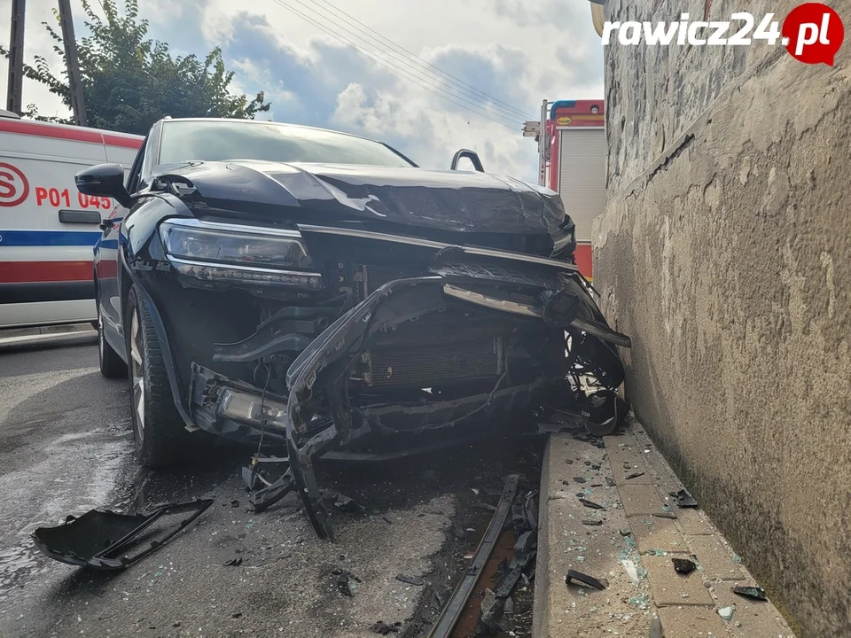 Zderzenie dwóch aut osobowych na skrzyżowaniu ul. Przyjemskiego i Rolniczej w Rawiczu