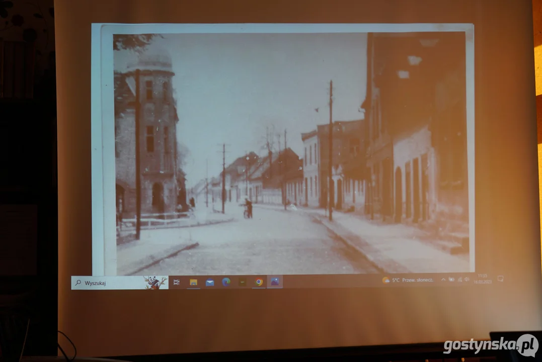 Miłośnicy starych fotografii w pogorzelskiej bibliotece