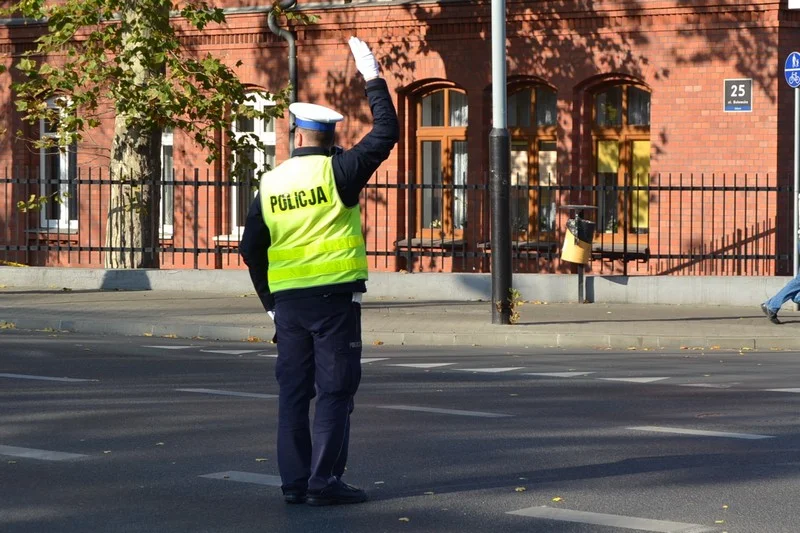 Policjant kieruje ruchem. Jak się zachować?