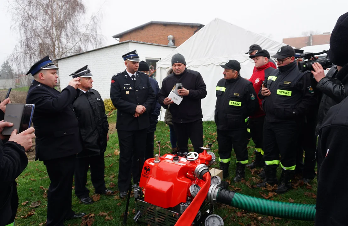 Oficjalne przekazanie motopomp pożarniczych dla 8 jednostek OSP z Wielkopolski, w tym dwóch z powiatu gostyńskiego - Zdjęcie główne