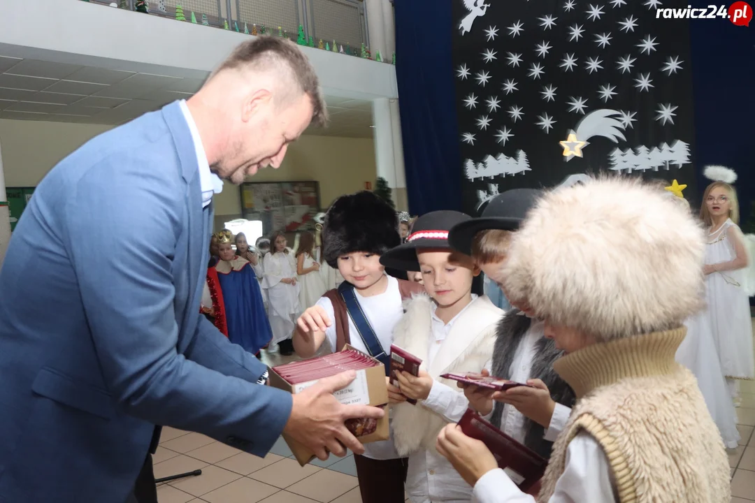 Jasełka, życzenia i poczęstunek w szkole w Sierakowie