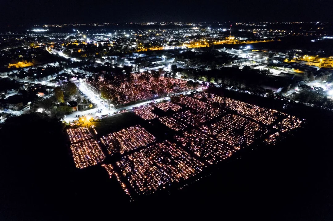 Wieczór 1 listopada 2023 na jarocińskich cmentarzach. Nagranie z DRONA - Zdjęcie główne