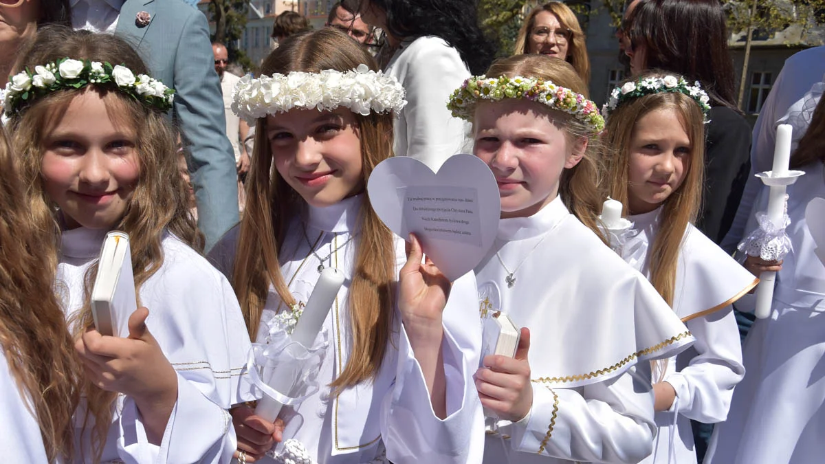 Uroczystość Pierwszej Komunii Świętej w parafii Ducha Świętego i NSPJ w Gostyniu