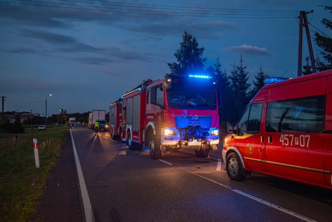 Zderzenie ciężarowego mercedesa z osobówką na DK 12 w Łobzie
