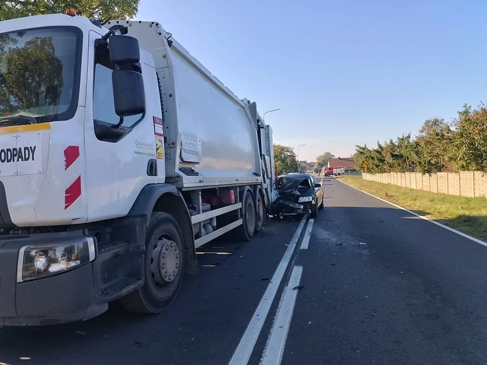 Dziadkowo. Audi uderzyło w śmieciarkę