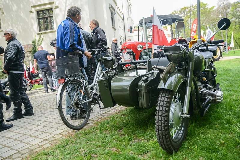 Wystawa zabytkowych pojazdów w Jarocinie z okazji Święta Flagi