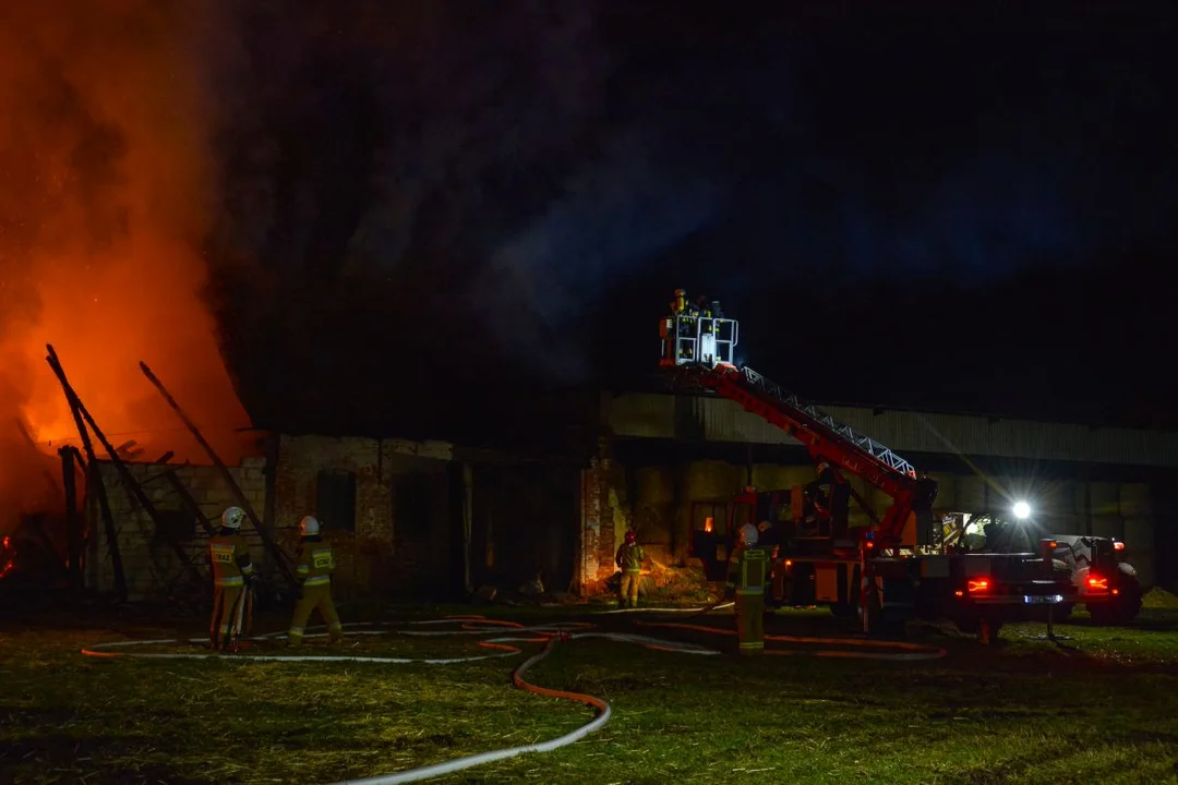 Duży pożar stodoły w Kretkowie gm. Żerków. Strażacy w akcji