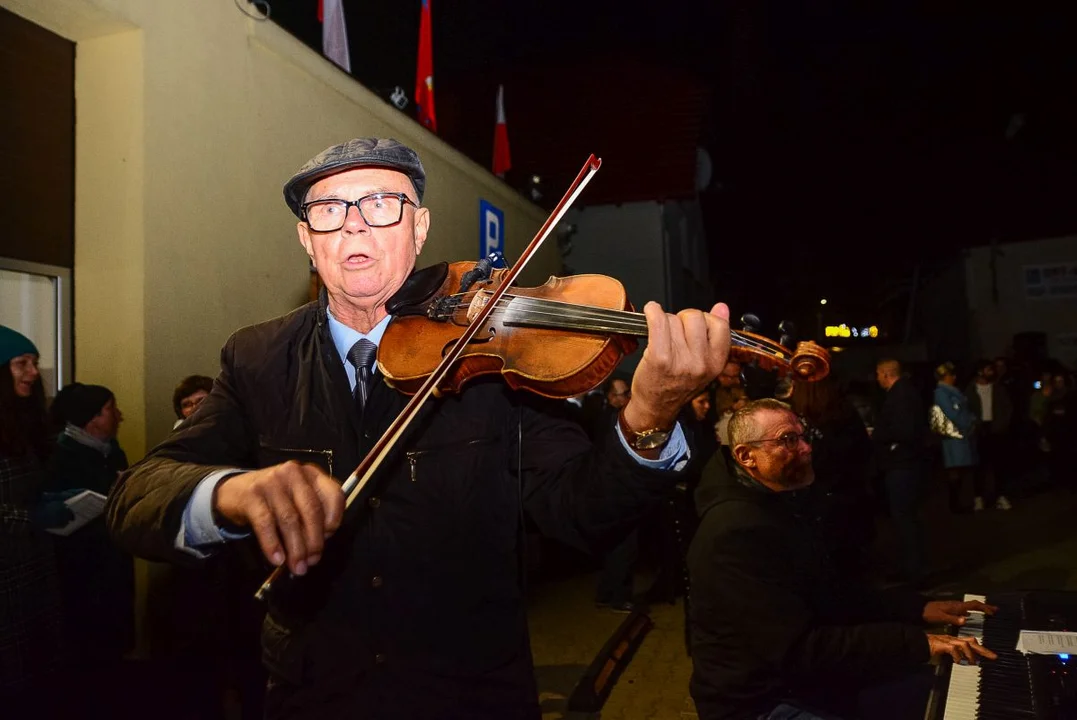 Obchody Święta Niepodległości w Jarocinie. Capstrzyk w parku mjr. Zbigniewa hr. Ostroroga-Gorzeńskiego