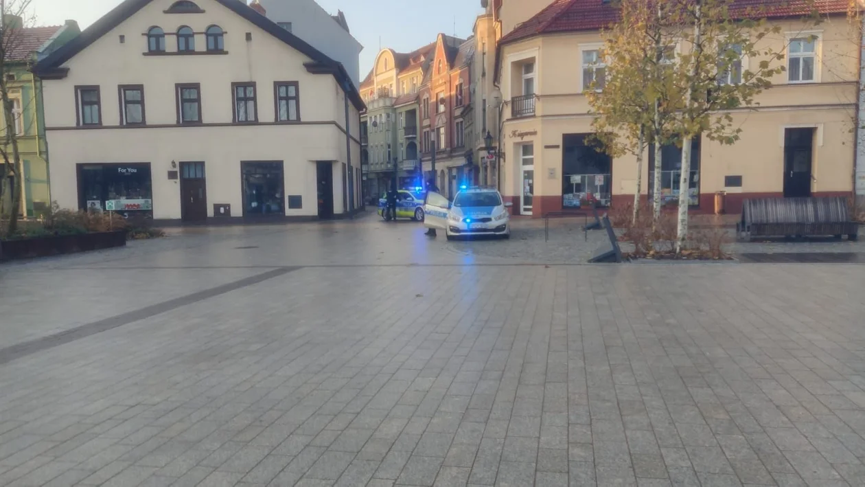 Policjanci ruszyli w pościg za mężczyzną podejrzewanym o podpalenie ratusza