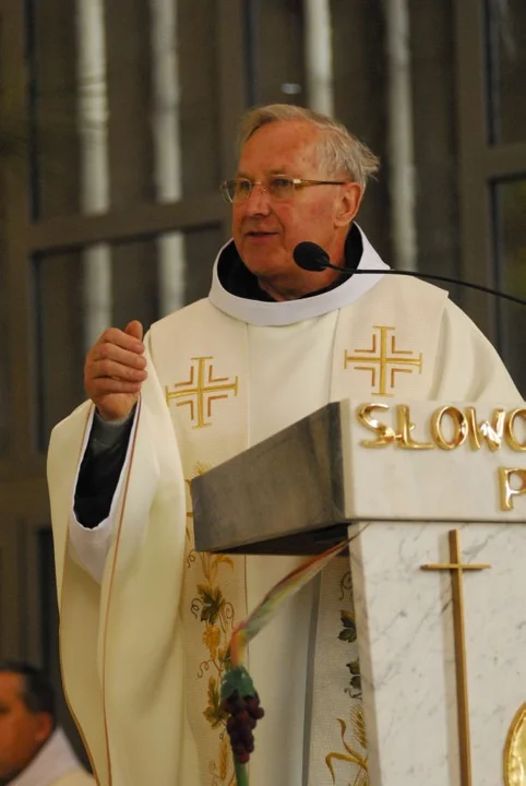 Tablica pamiątkowa dla ojca Sylwina i budowniczych kościoła w parafii św. Antoniego Padewskiego w Jarocinie