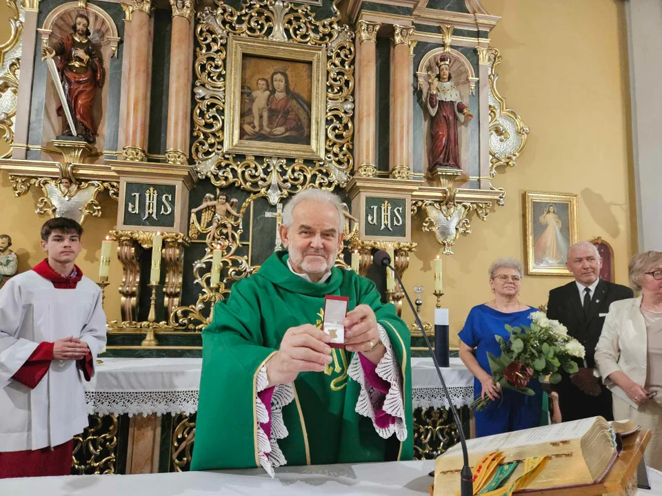 Ksiądz prałat Henryk Szymiec i ks. prałat Wiesław Kondratowicz odebrali tytuł "Zasłużony dla Rozwoju Miasta i Gminy Pleszew" [ZDJĘCIA] - Zdjęcie główne