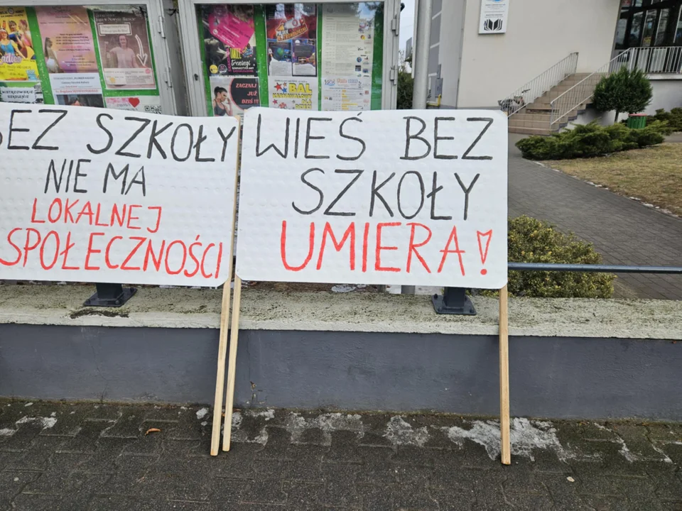 Protest przeciwko likwidacji Szkoły Podstawowej w Klęce