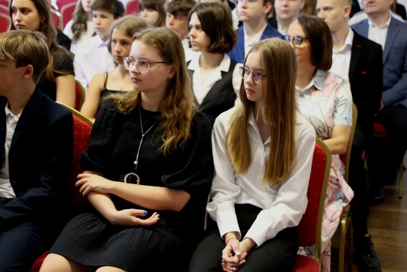 Absolwenci szkół podstawowych odebrali w Pleszewie listy gratulacyjne