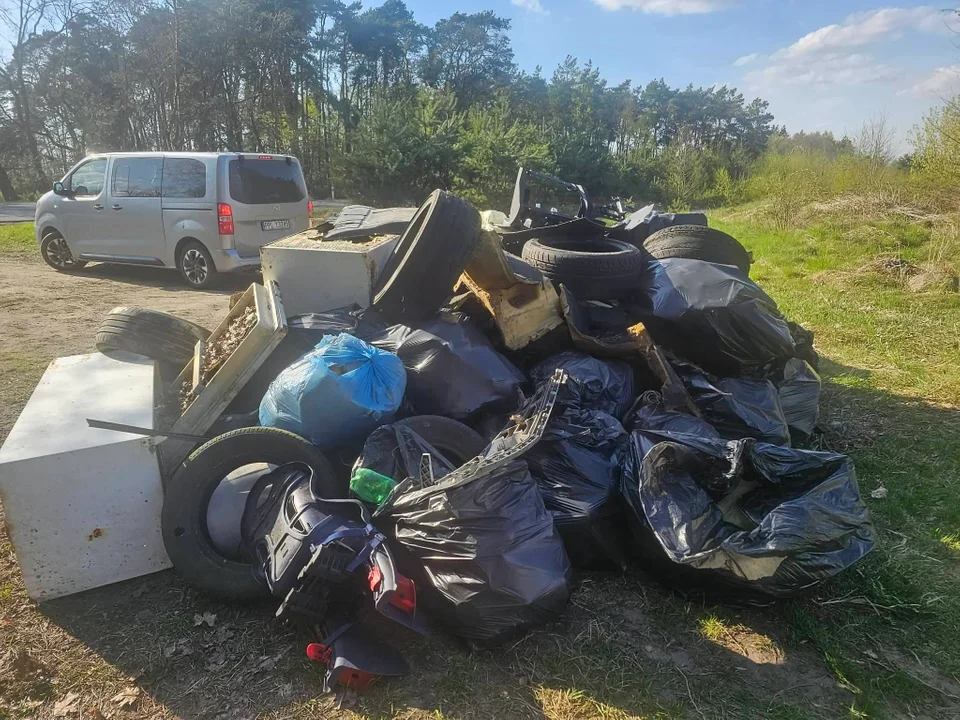 Cieszy zaangażowanie, martwi skala problemu. To, co znaleźli w lesie, szokuje