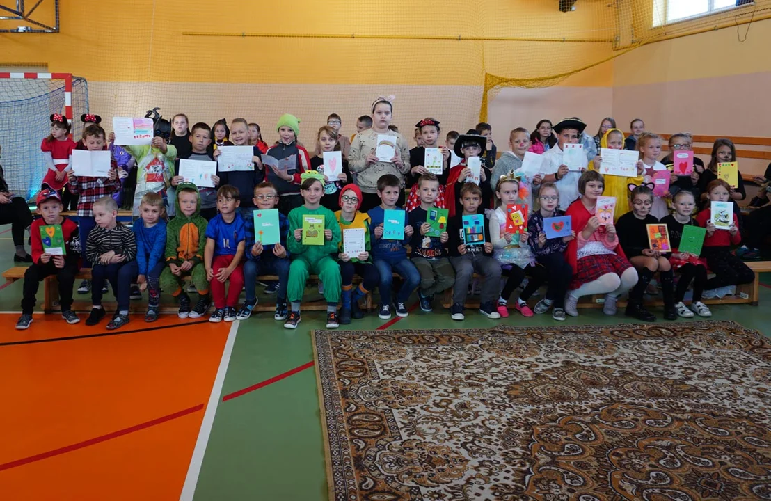 Ogólnopolski Dzień Głośnego Czytania obchodzono też szkole w Bodzewie. Dzieci wysłuchały fragmentów bajek - Zdjęcie główne