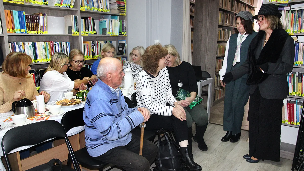 Helena Szczypko w Publicznej Bibliotece Pedagogicznej w Rawiczu. Moda to również sposób podkreślania indywidualności - Zdjęcie główne