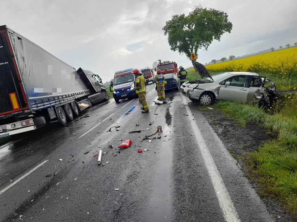 Wałków. 6 samochodów zderzyło się na krajówce. 3 osoby ranne [ZDJĘCIA] - Zdjęcie główne