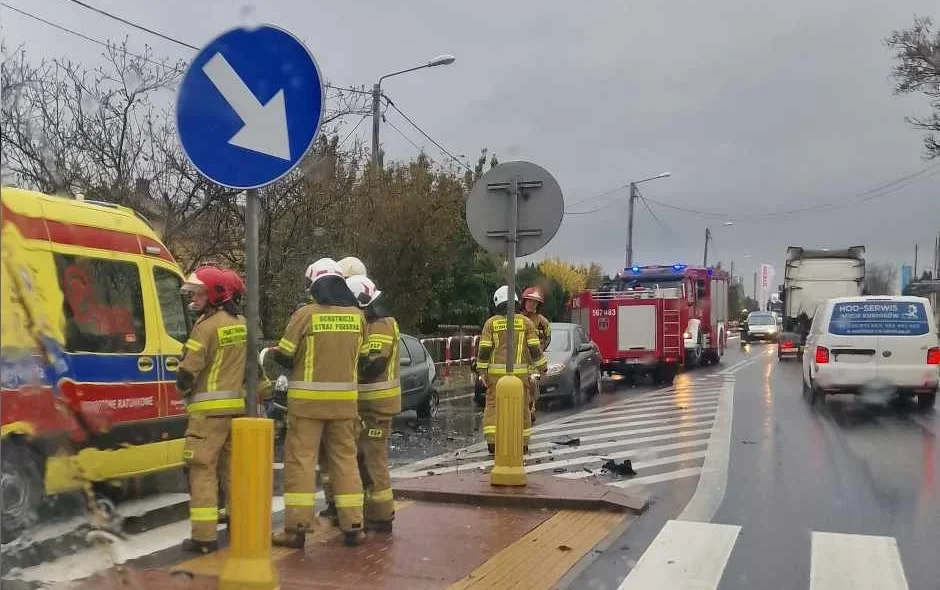 Zderzenie trzech aut w Kościelnej Wsi. Jedna osoba trafiła do szpitala - Zdjęcie główne