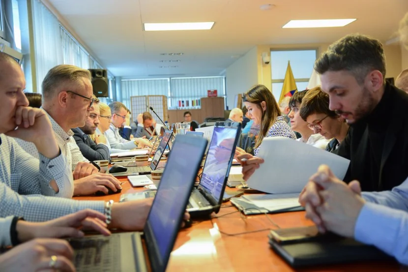 Posiedzenie Rady Miejskiej w Jarocinie. W programie podwyżki za śmieci [ZDJĘCIA] - Zdjęcie główne