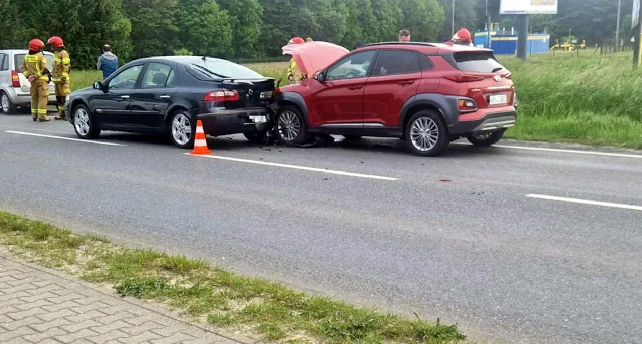 Kolizja trzech pojazdów na krajowej jedenastce. Jedna osoba poszkodowana - Zdjęcie główne