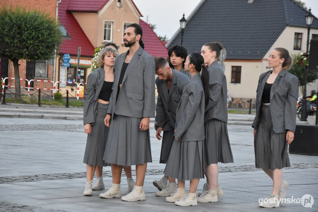 Spektakl teatralny na gostyńskim rynku