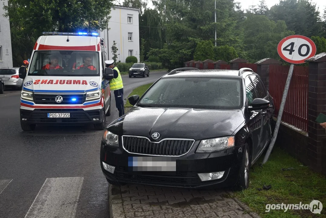 Zderzenie kia i skody na skrzyżowaniu ul. Hutnika i Polnej w Gostyniu
