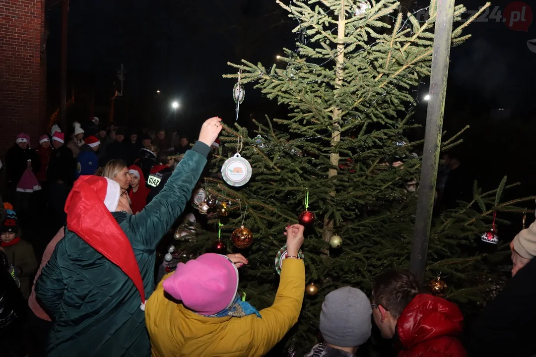 Mieszkańcy Hazów ubierali choinkę w Zielonej Wsi