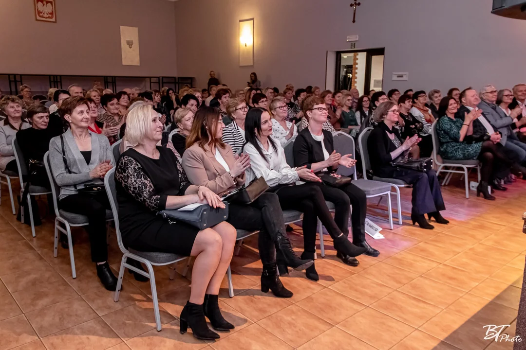 Koncert z okazji Dnia Kobiet w Dobrzycy. Zaśpiewało Trzech Tenorów [ZDJĘCIA] - Zdjęcie główne