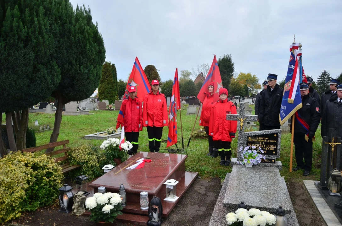 Borek Wlkp. Uroczystość uhonorowania miejsca wiecznego spoczynku Złotym Znakiem Związku OSP RP