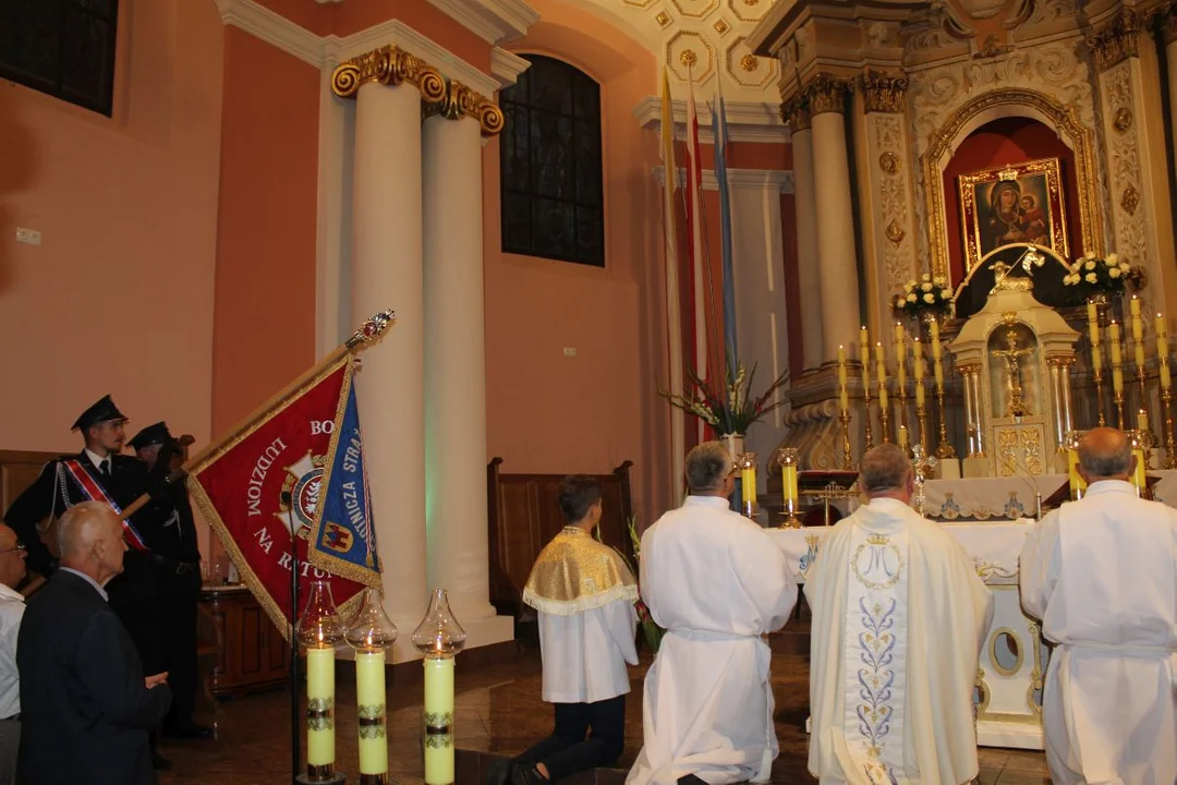 Uroczystość Matki Bożej Cieleckiej w parafii św. Małgorzaty w Cielczy z zawierzeniem KGW z gminy Jarocin