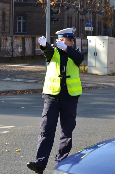 Policjant kieruje ruchem. Jak się zachować?