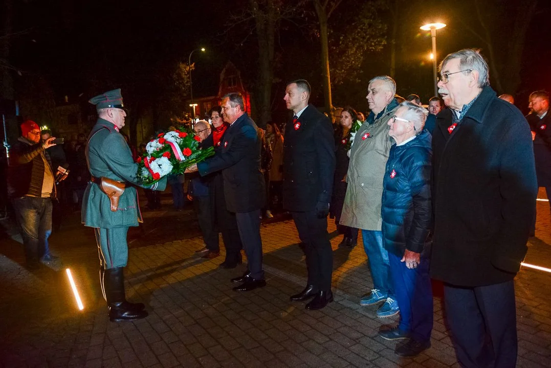 Obchody Święta Niepodległości w Jarocinie. Capstrzyk w parku mjr. Zbigniewa hr. Ostroroga-Gorzeńskiego