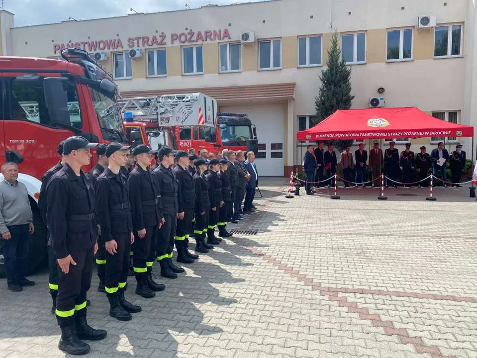 Powiatowy Dzień Strażaka w Jarocinie. Wręczono awanse i odznaczenia [ZDJĘCIA] - Zdjęcie główne