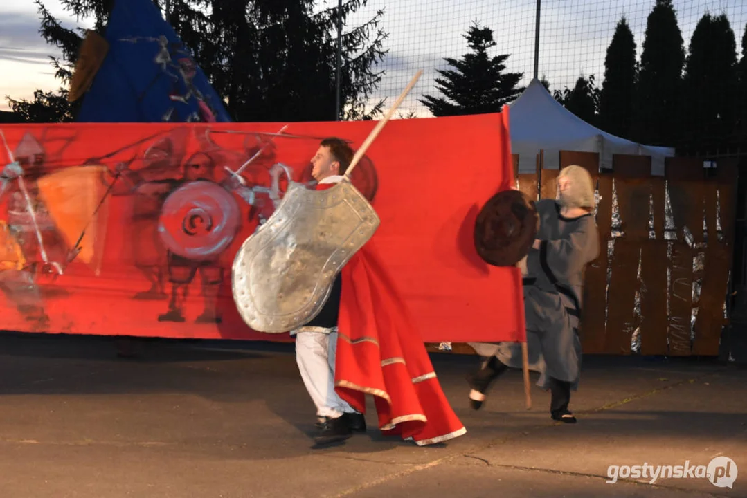 Plenerowy teatr w Piaskach. Niezapomniane przeżycia przy „Zapomnianej historii”, udana zabawa w „Polowanie na motyle”