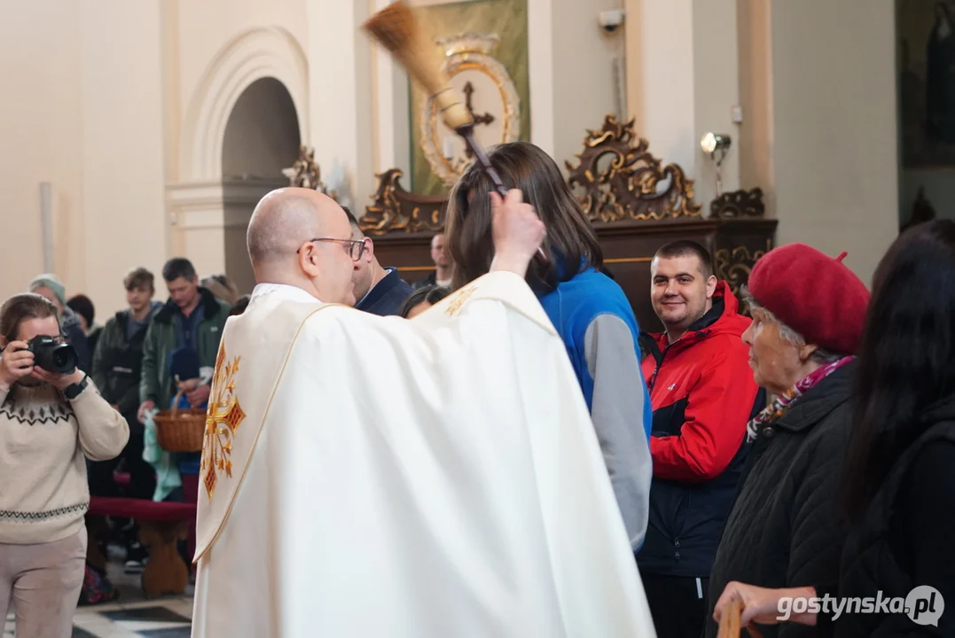 Ukraińskie rodziny na "święconce" w  Świętogórskiej Bazylice