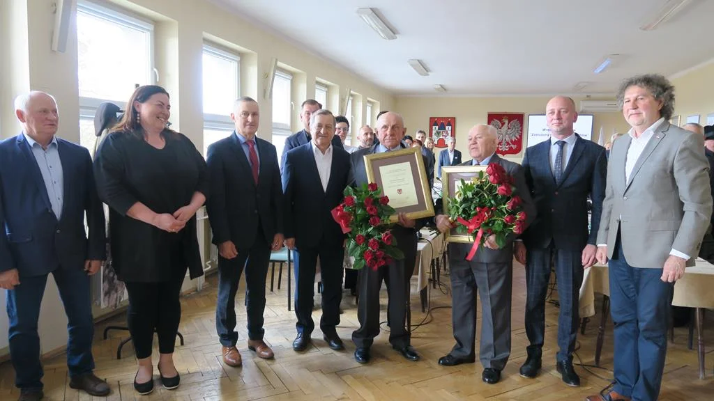 Tytuł „Zasłużony dla Gminy Gołuchów” Adamowi Mikołajczykowi (na zdjęciu z lewej) wręczono podczas kwietniowej sesji rady gminy Gołuchów.