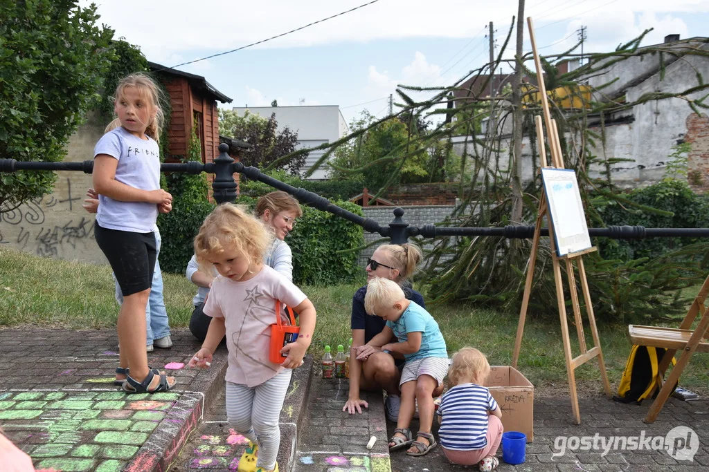 Dzieci z Gostynia malowały schody na Górę Zamkową