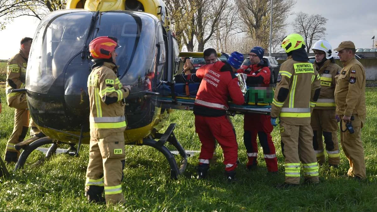 Wypadek w gospodarstwie w Kosowie. Pod trójką mężczyzn zarwał się pomost, przyleciał LPR - Zdjęcie główne