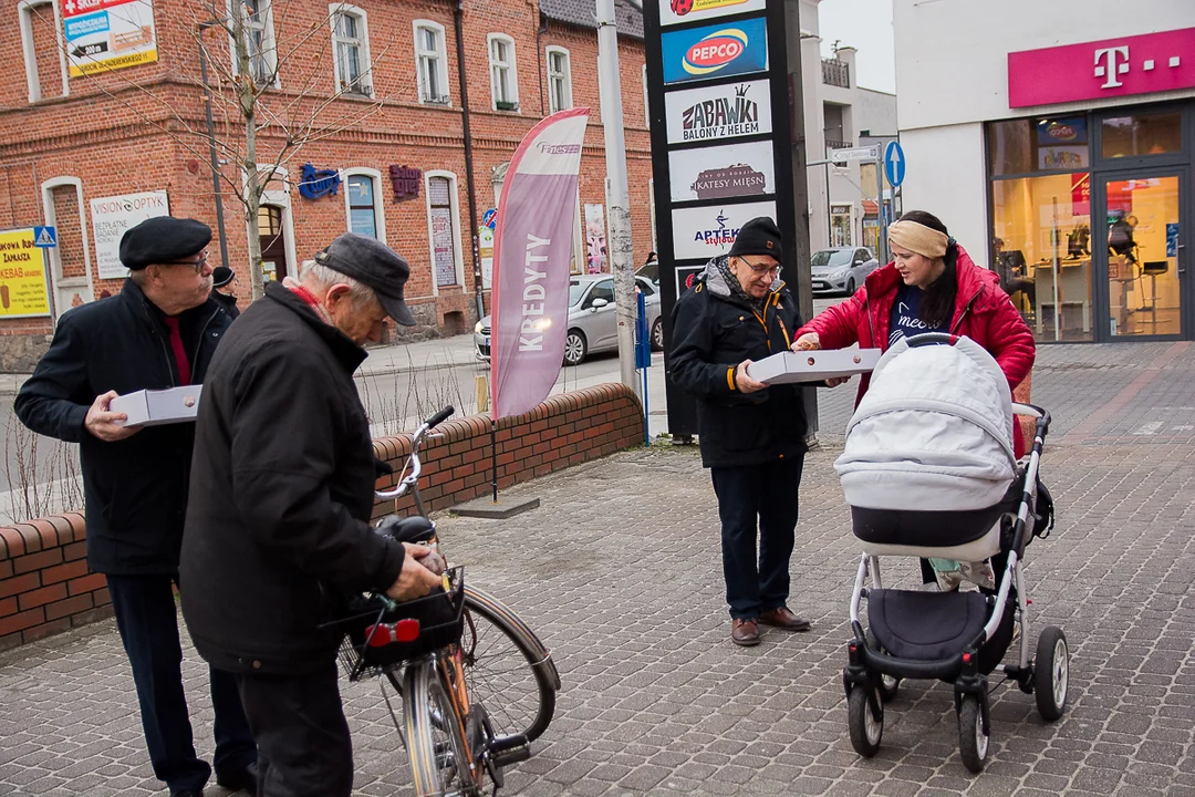 Przedwyborczy tłusty czwartek w Jarocinie. Kandydat PO KO na burmistrza i kandydaci Ziemi Jarocińskiej rozdawali pączki