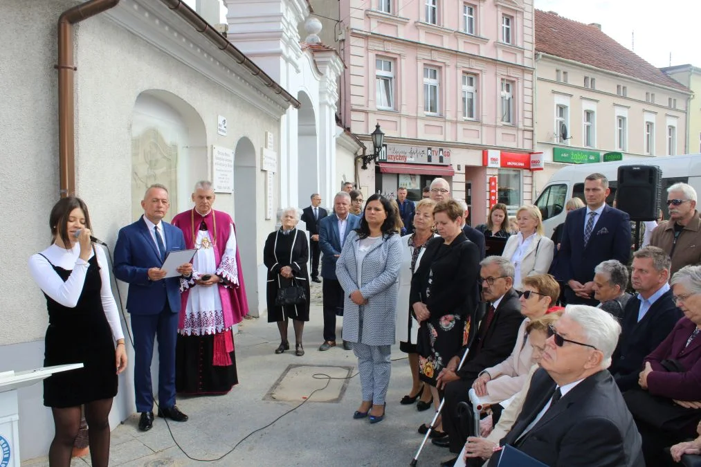 Jarocin. Odsłonięcie tablicy poświęconej kolporterom gazety konspiracyjnej "Dla Ciebie, Polsko" i koncert patriotyczny w JOK-u