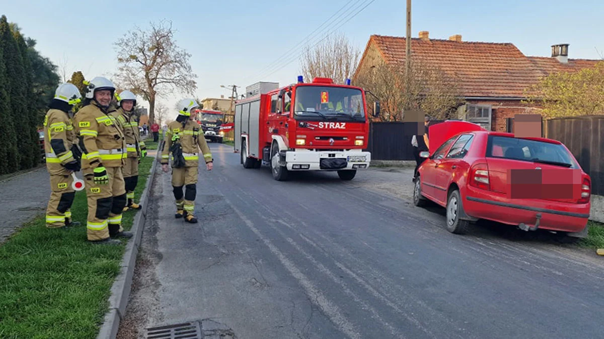 Uderzył skodą w przepust przy drodze w gminie Pępowo. Alkomat poszedł w ruch - Zdjęcie główne