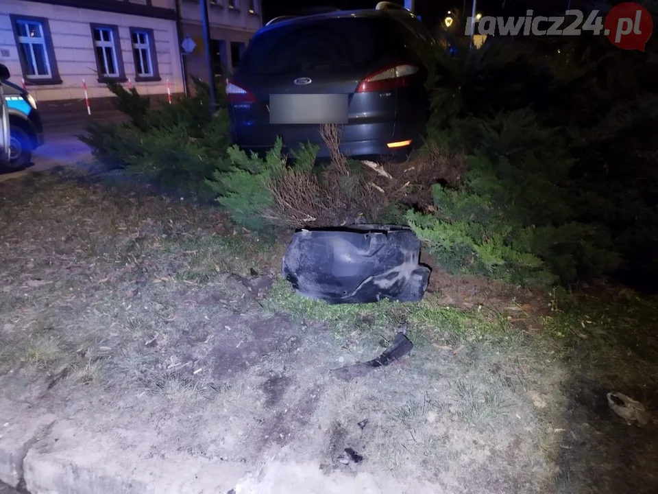 Kolizja w Rawiczu. 21-latek wjechał na wysepkę, uderzył w latarnię