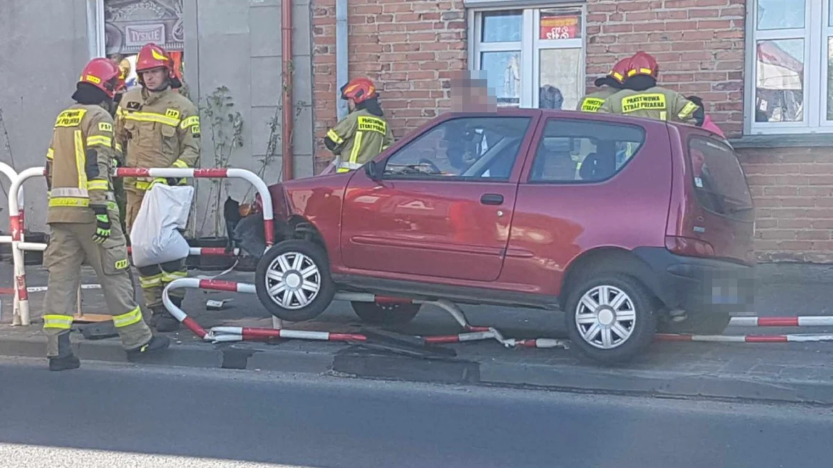 Nietypowe zdarzenie w centrum Gostynia. Cinquecento dosłownie zawisło na barierkach - Zdjęcie główne