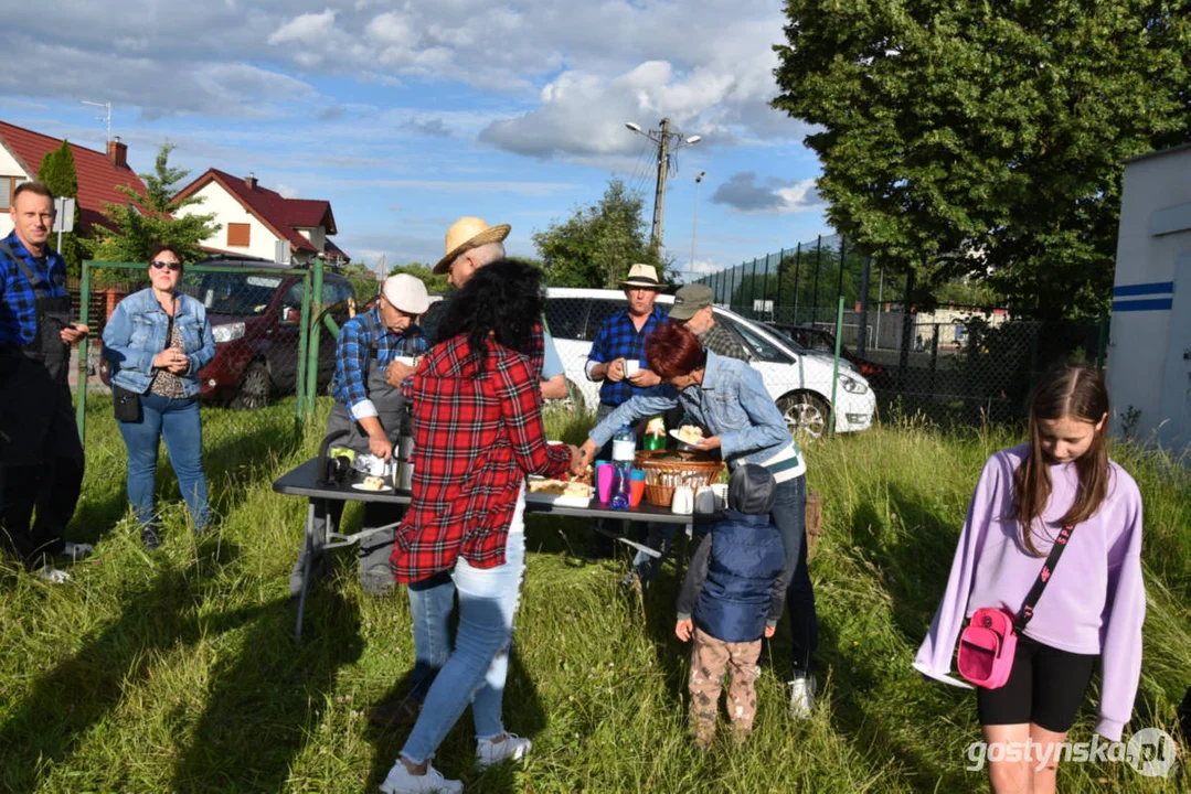 Weszli z kosami do  ogólnodostępnego sadu w Borku Wkp.