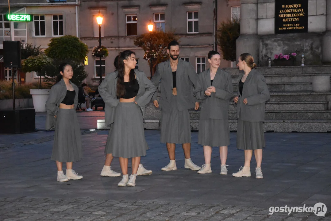 Spektakl teatralny na gostyńskim rynku