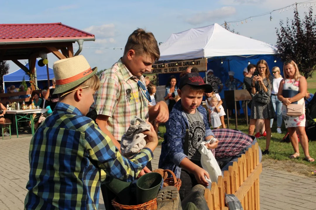 Tłumy na dożynkach wiejskich w Twardowie