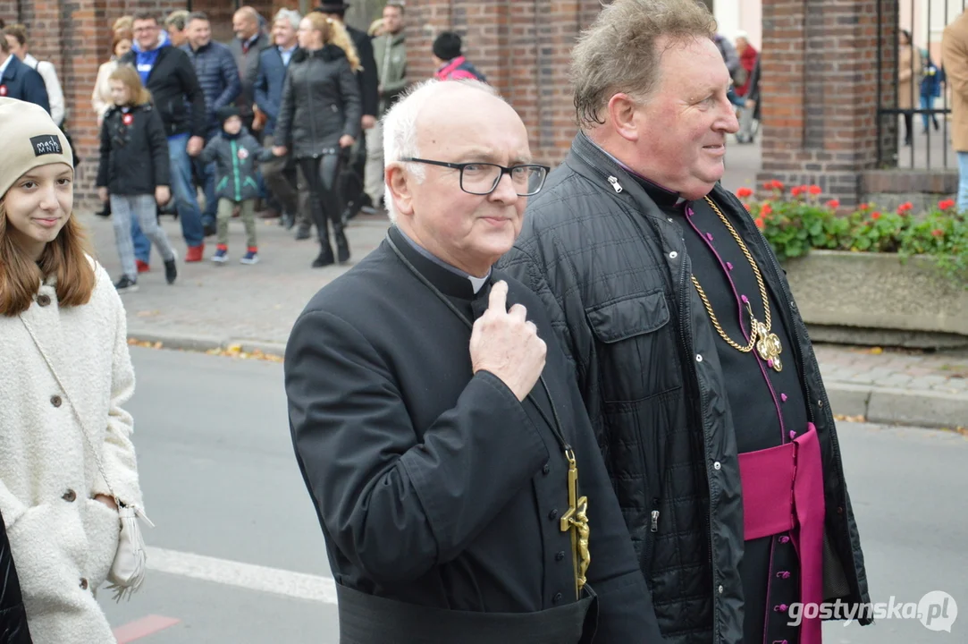 Przemarsz i uroczystości na cmentarzu w dniu 11 listopada w Krobi