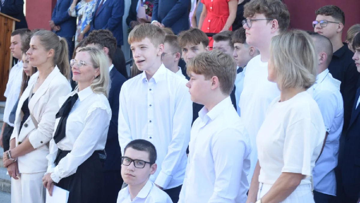 Rozpoczęcie roku szkolnego 2025/2026 w ZSOiZ w Krobi. "Rok 2026 będzie rokiem wielkich wyzwań w naszej szkole" - Zdjęcie główne