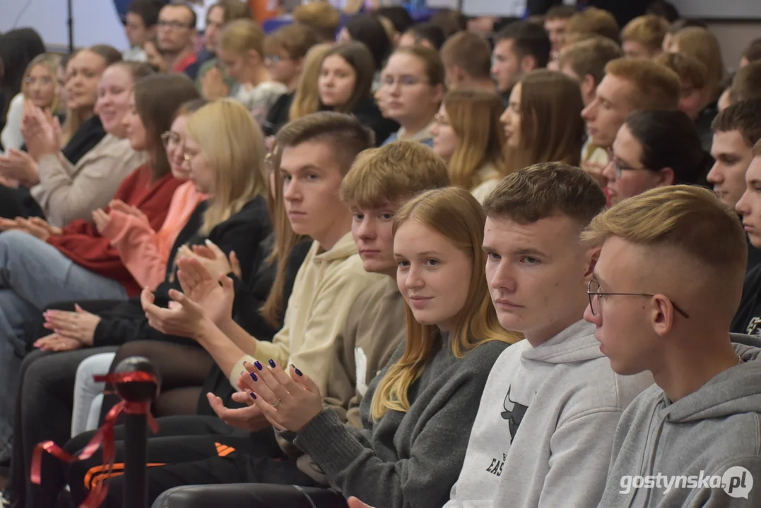 Pokaz mody studniówkowej w Zespole Szkół Zawodowych w Gostyniu 2024