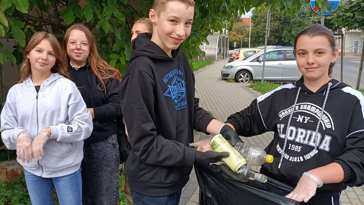 Przedszkolaki, uczniowie, nauczyciele, urzędnicy, mieszkańcy DPS-ów sprzątali swoje otoczenie - Zdjęcie główne